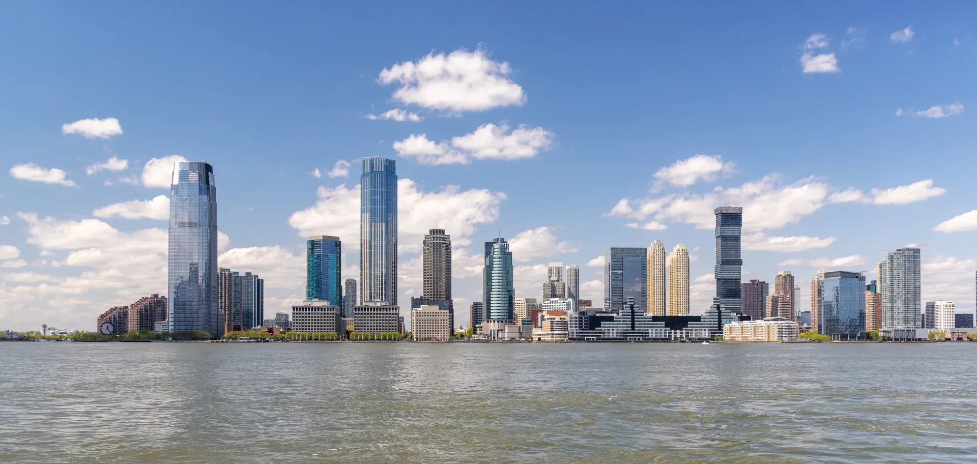 Big city vs small city for international students: Which choice affects jobs, rent and student life more?